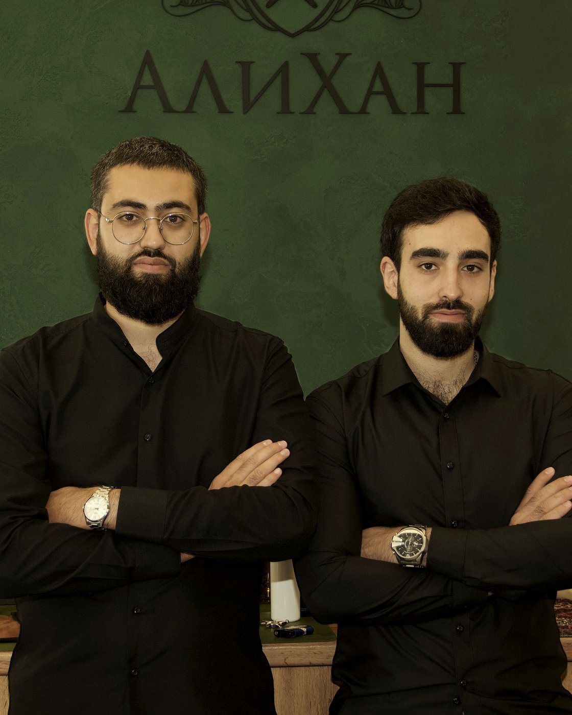 Алиовсад и Мамедхан, основатели АЛИХАНА, у фирменной стены