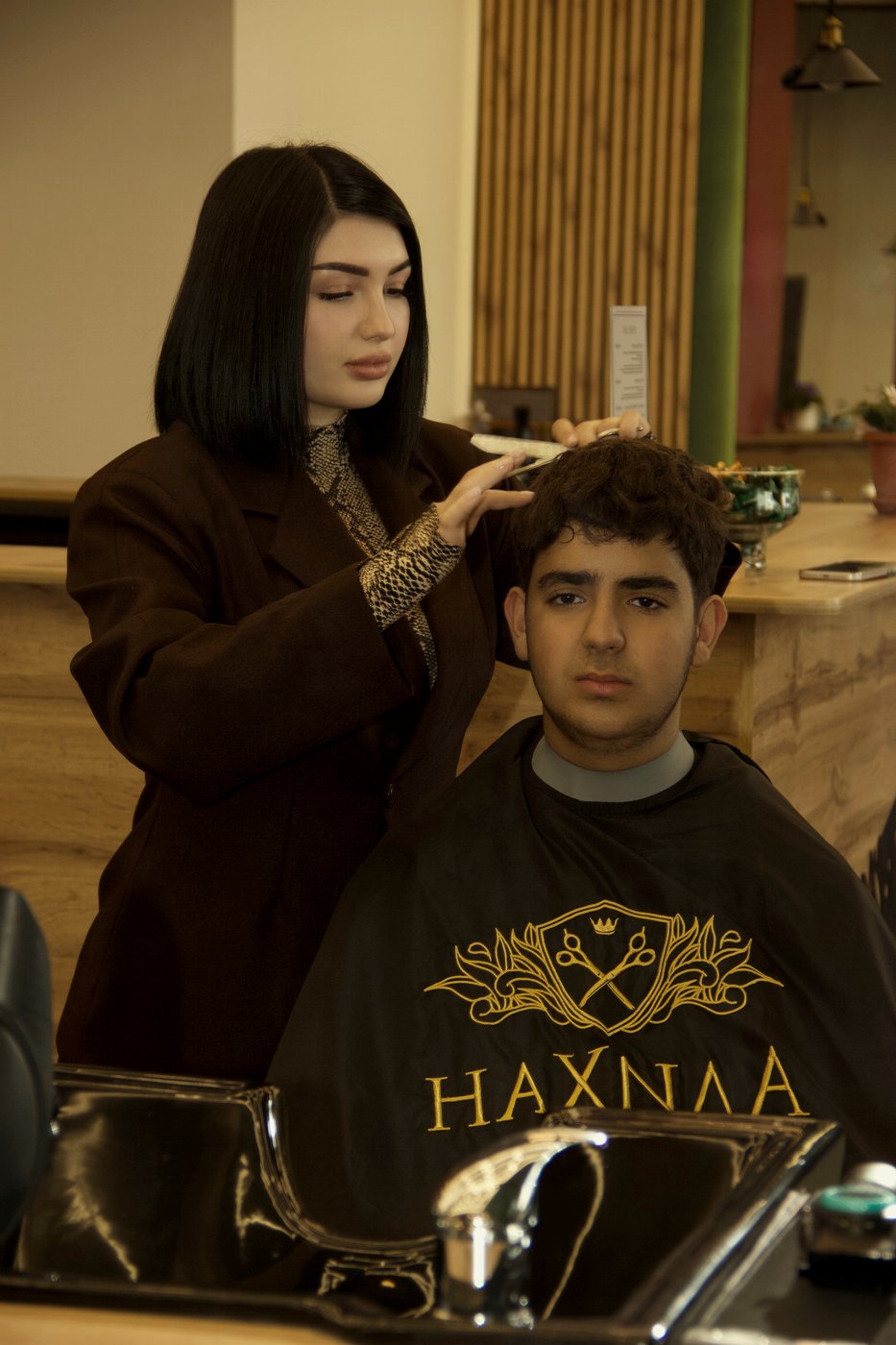 Злата стрижёт клиента